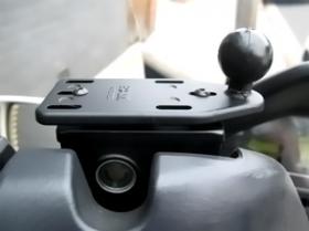 Obrazek 2 dla: RAM Mounts RAMB346U uchwyt montowany na pokrywę zbiornika płynu hamulcowego w motocyklu